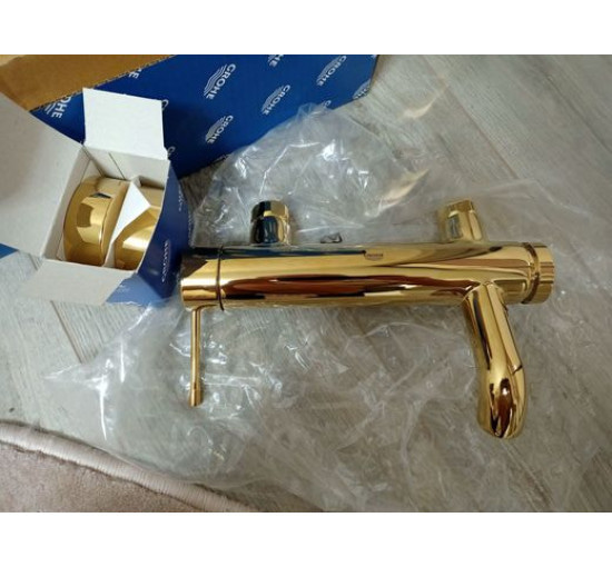 Смеситель для ванной однорычажный с коротким изливом GROHE Essence золото латунь 33624GL1